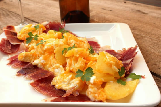 Vista 1 du assiette de brouillade de pomme de terre avec jambon ib&eacute;rique