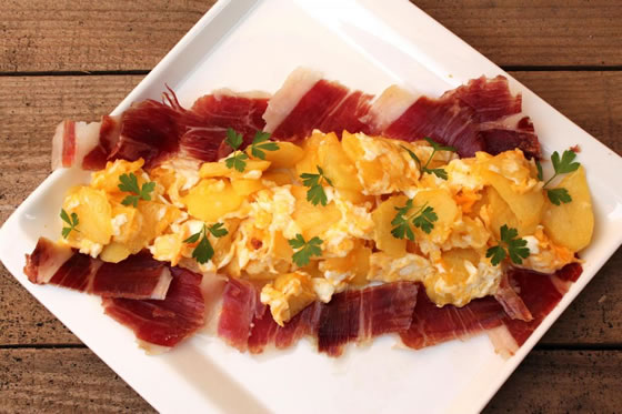 Vista 2 du assiette de brouillade de pomme de terre avec jambon ib&eacute;rique