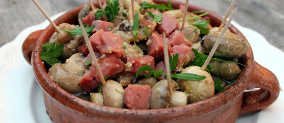 Vista 1 du assiette de champignons avec une sauce &agrave; l'ail pil&eacute; et &agrave; l'huile avec jambon ib&eacute;rique