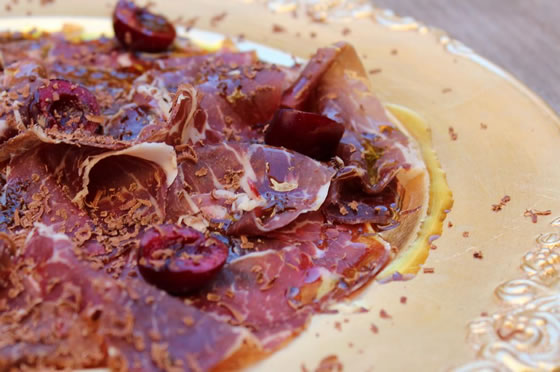 Vista 1 du assiette du jambon ib&eacute;rique avec chocolat, huile d'olive et bigarreau
