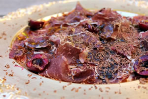 Jambon ib&eacute;rique avec chocolat, huile d'olive et bigarreau