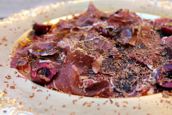 Vista 2 du assiette du jambon ib&eacute;rique avec chocolat, huile d'olive et bigarreau