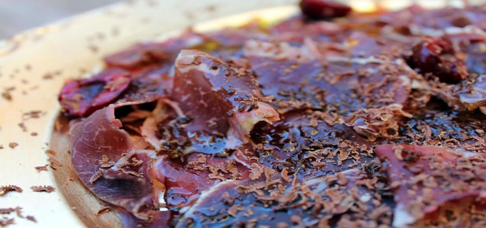 Plat de Jambon ib&eacute;rique avec chocolat, huile d'olive et bigarreau